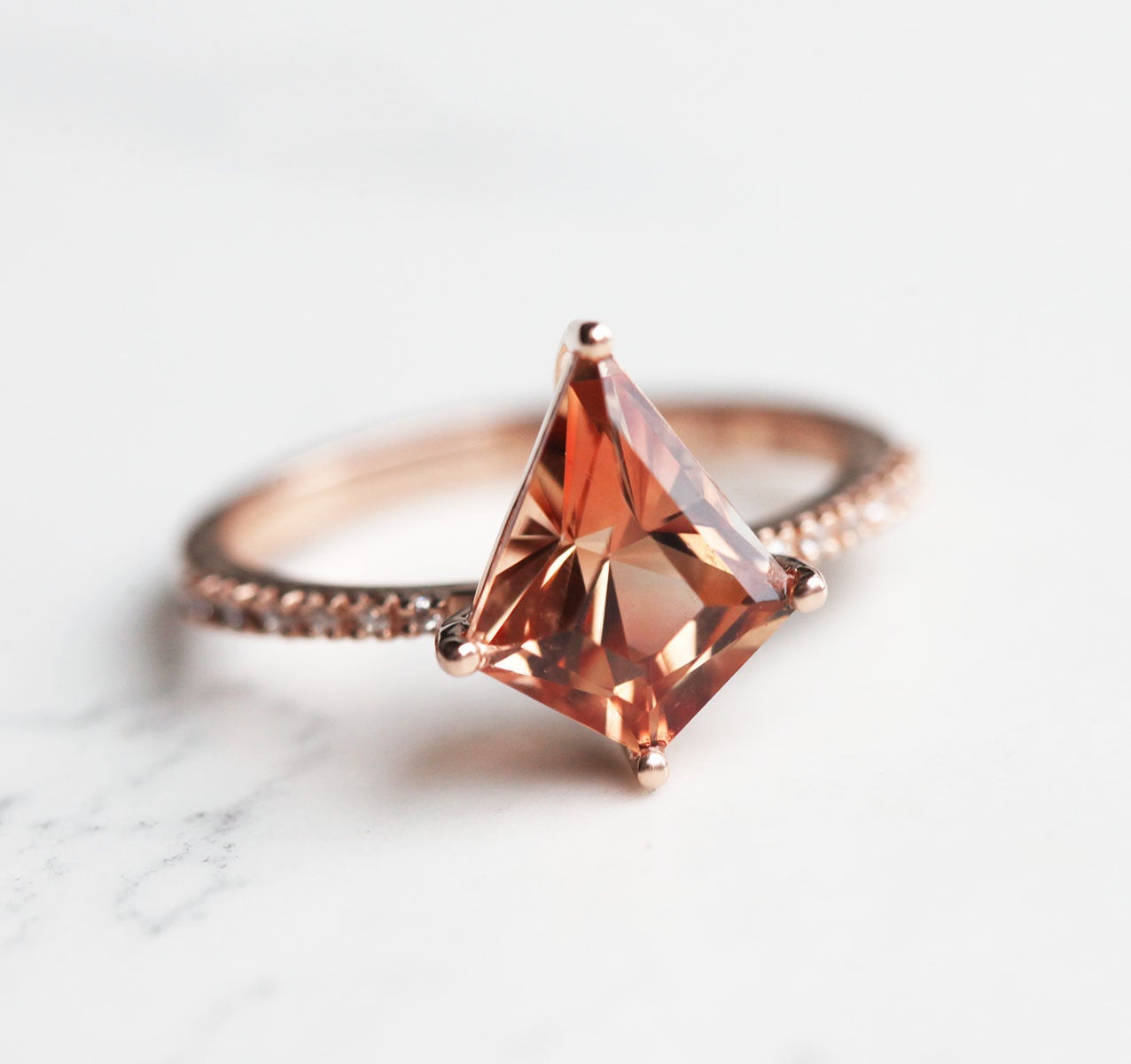 VERENIČKI PRSTEN LENNOKS KITE-CUT OREGON SUNSTONE-Capucinne