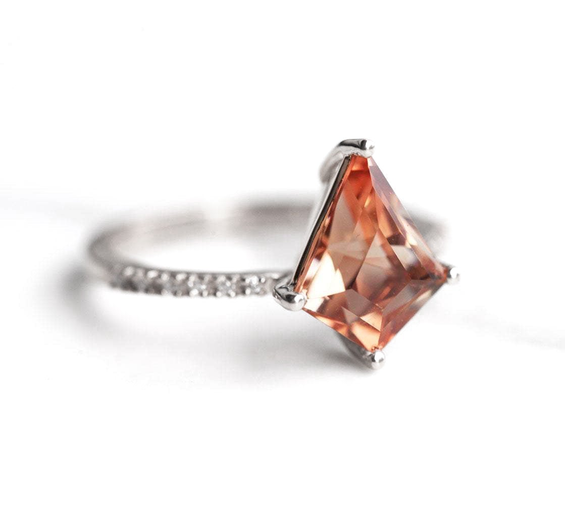 VERENIČKI PRSTEN LENNOKS KITE-CUT OREGON SUNSTONE-Capucinne