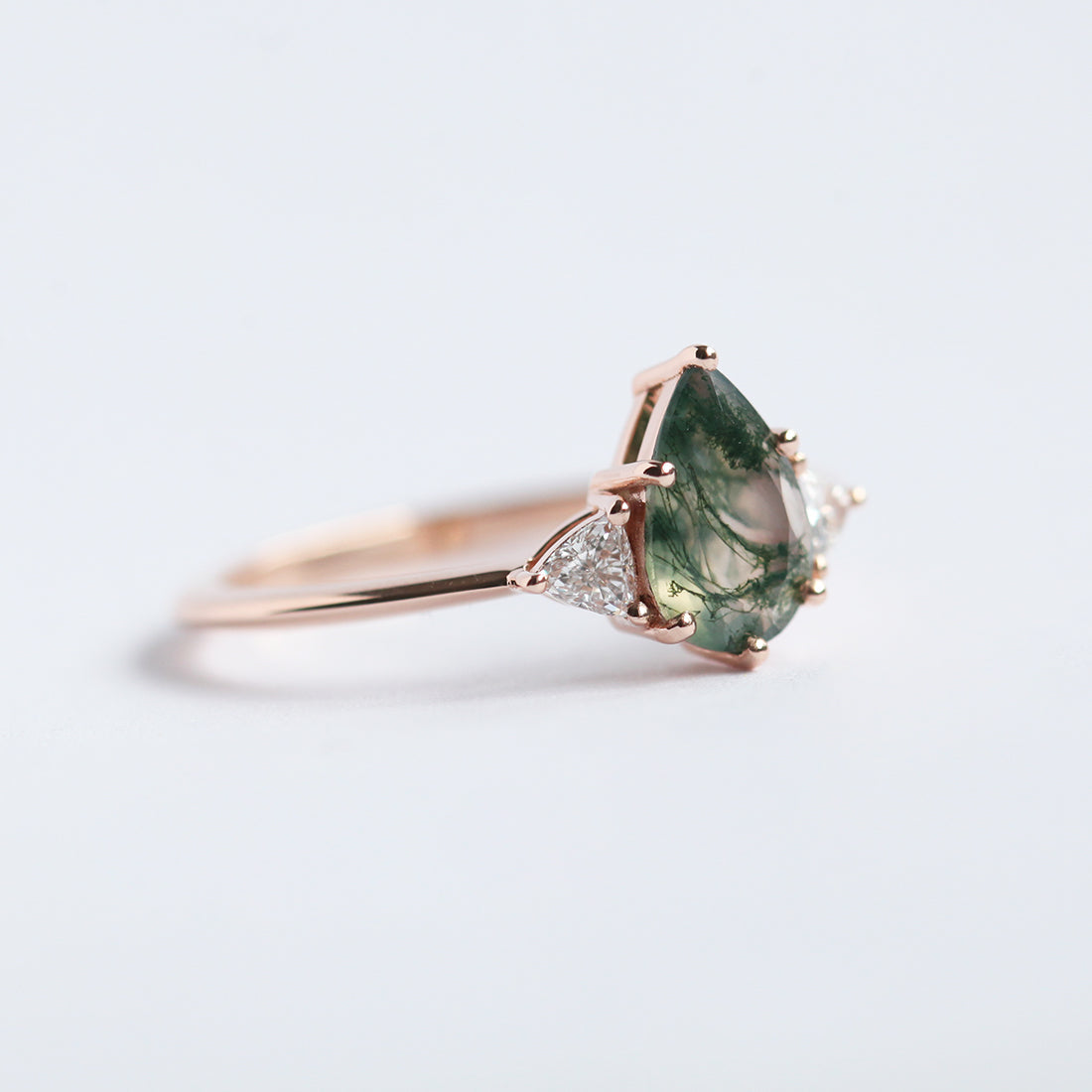 Prsten sa Moss Agate od zelene kruške sa okruglim belim dijamantima