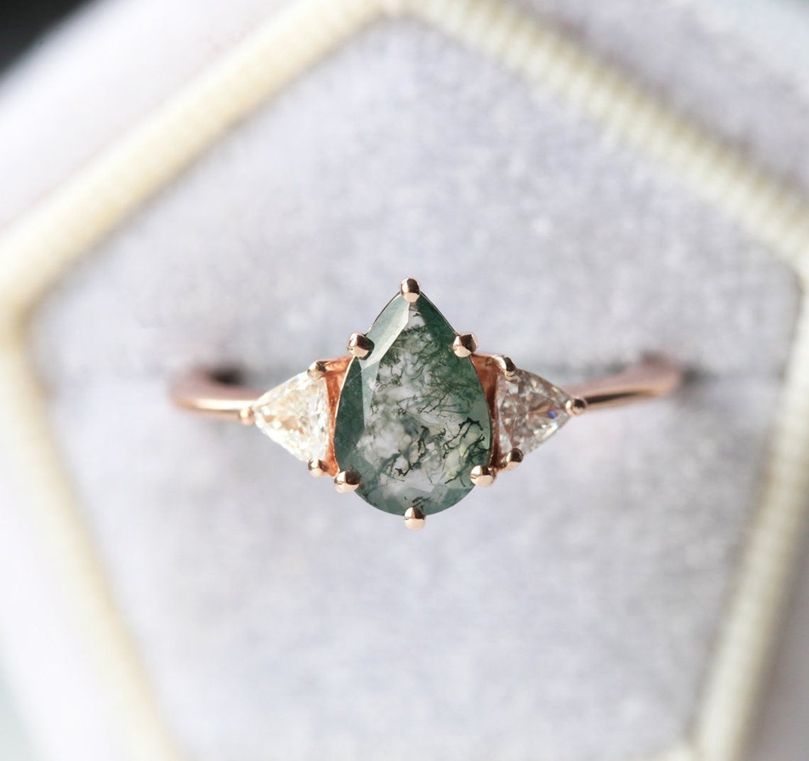 Prsten sa Moss Agate od zelene kruške sa okruglim belim dijamantima