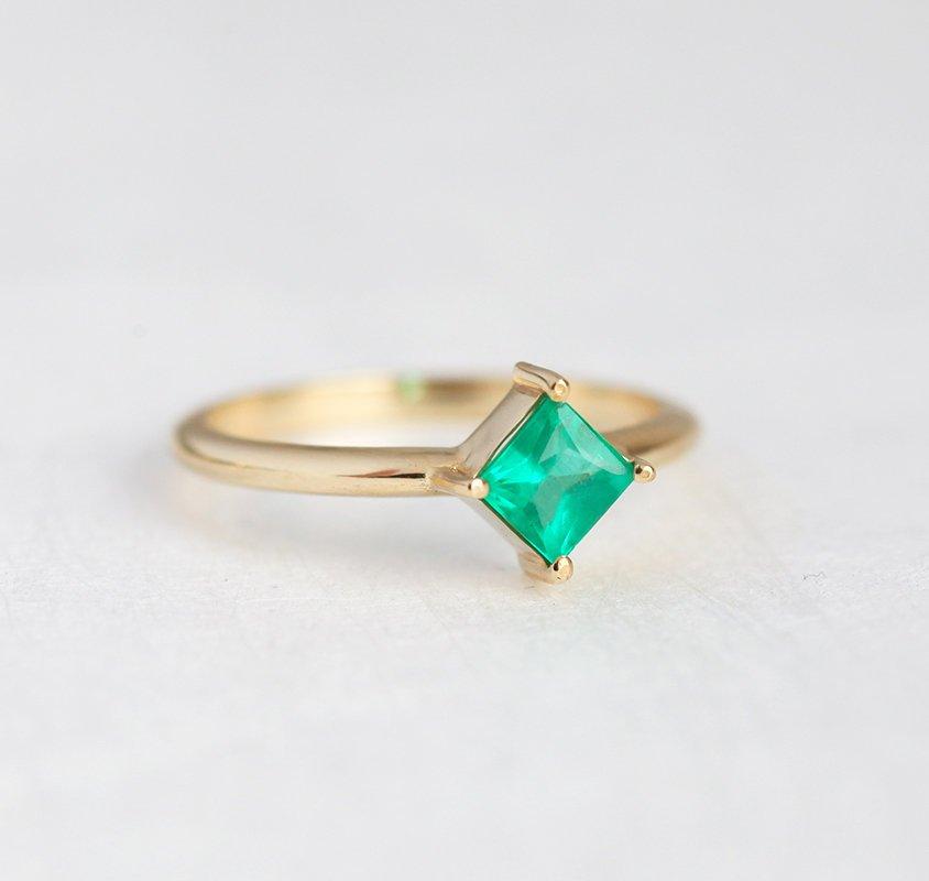 Prefinjena zlatna burma sa kvadratnim zelenim smaragdnim kamenom, deo Livia Princess Cut Emerald Ring Set.