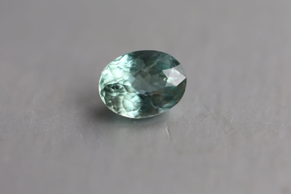 Labavi menta zeleni safir ovalnog oblika
