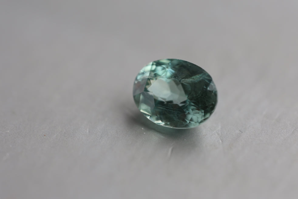 Labavi menta zeleni safir ovalnog oblika