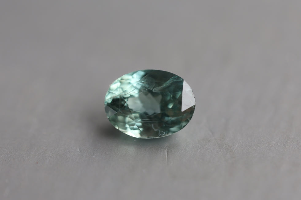 Labavi menta zeleni safir ovalnog oblika