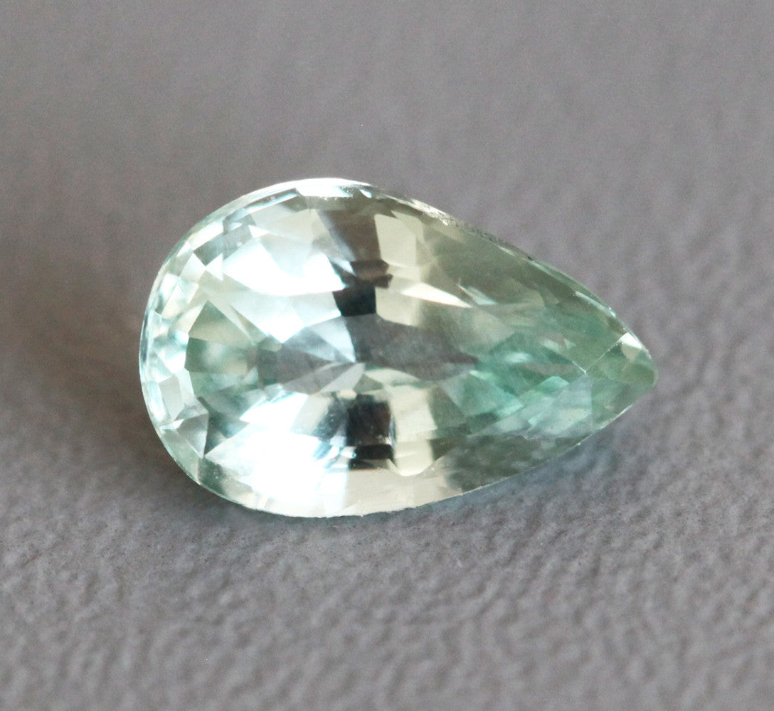 Loose kruškoliki menta zeleni safir