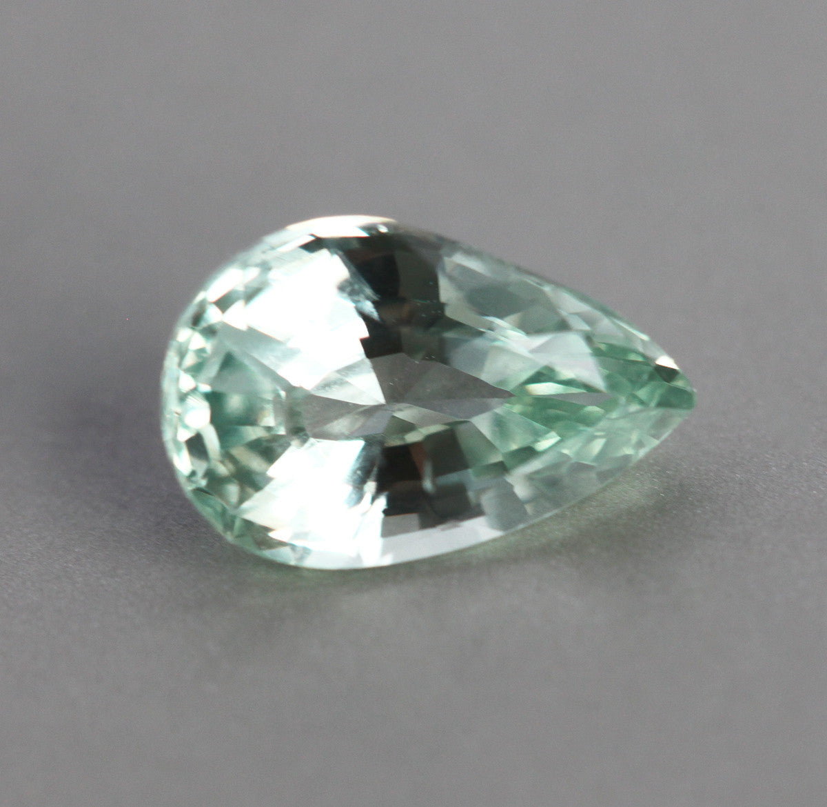 Loose kruškoliki menta zeleni safir