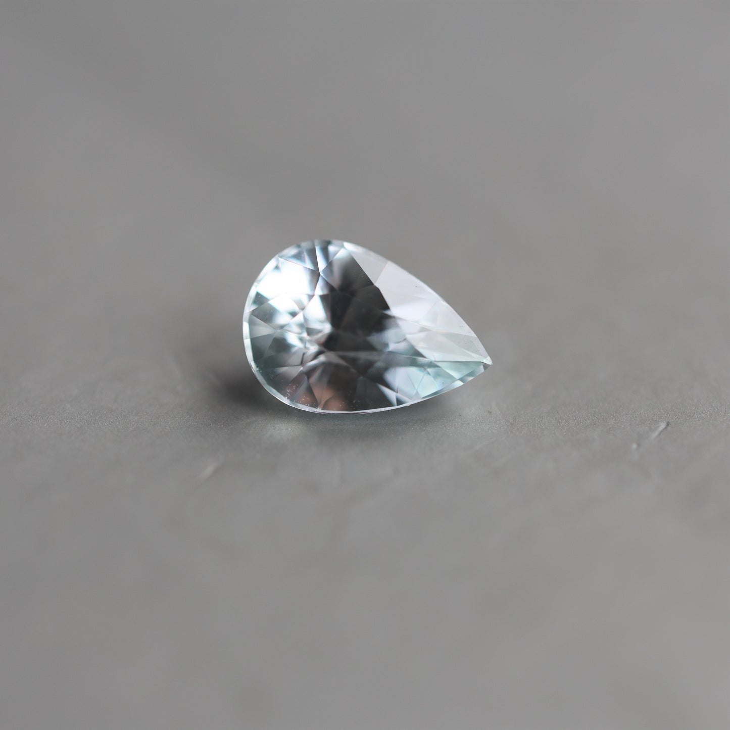 Loose kruškoliki menta zeleni safir