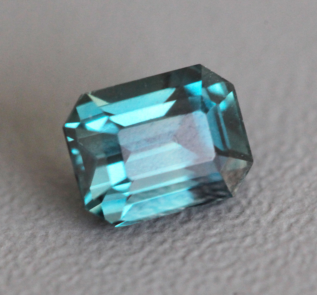 Teal safir u obliku osmougla