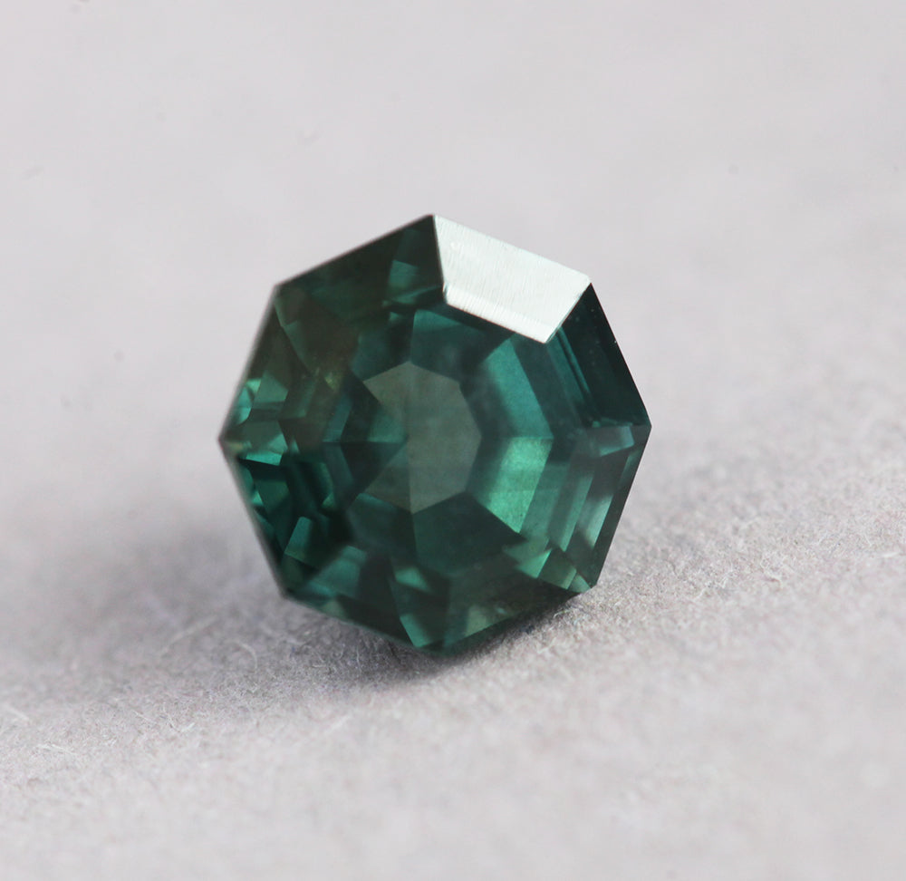 Teal safir u obliku osmougla