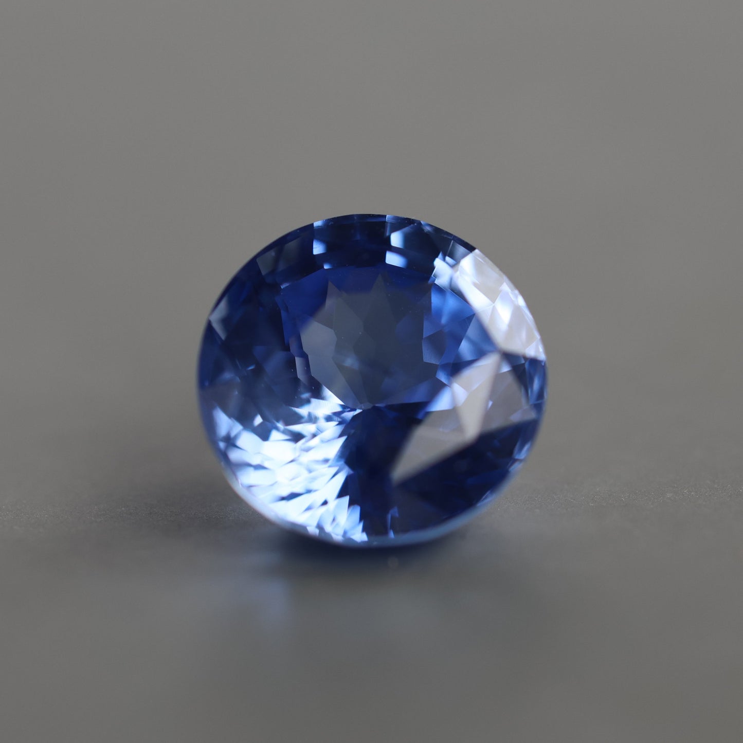 Opušteni okrugli plavi safir