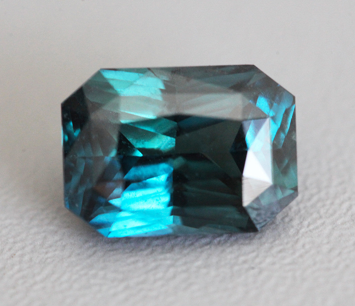 Teal safir u obliku osmougla