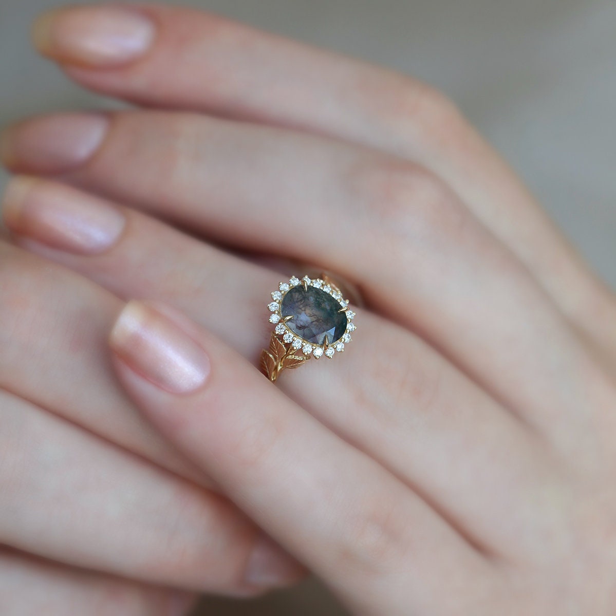 Ovalni prsten od Moss Agate sa bočnim okruglim dijamantima koji formiraju oreol