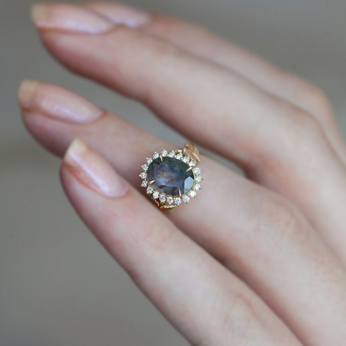 Ovalni prsten od Moss Agate sa bočnim okruglim dijamantima koji formiraju oreol
