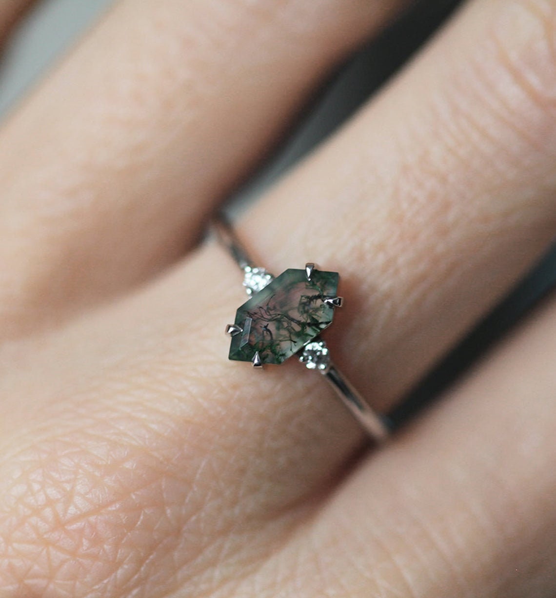 Šestougaoni prsten Moss Agate sa bočnim okruglim aleksandritnim kamenjem i dijamantskom trakom