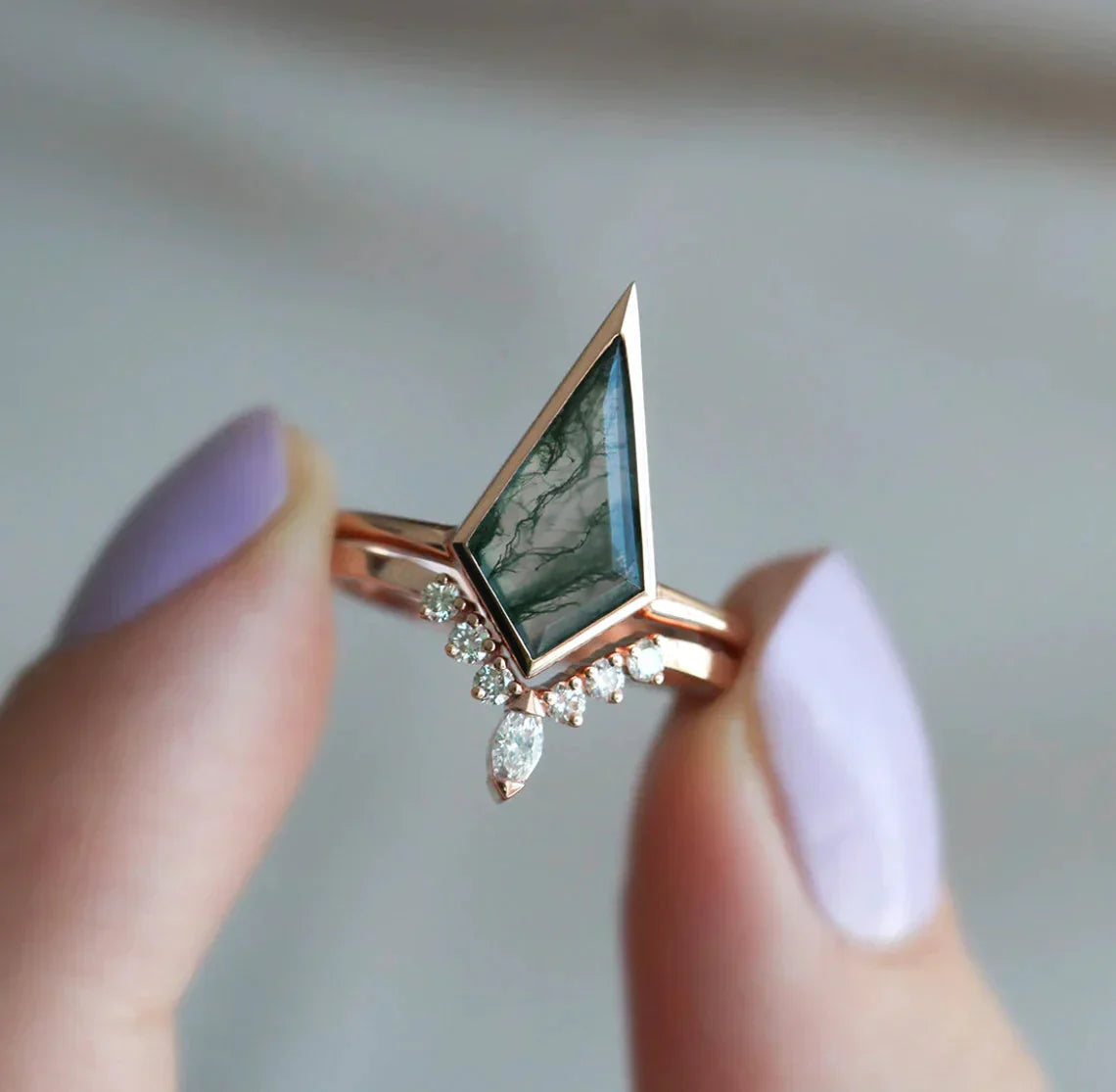Kite Moss Agate, prsten od ružičastog zlata sa bočnim markiznim rezom, okrugli beli dijamanti