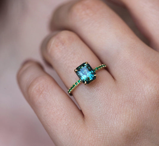 Prsten od tirkiznog safira blistavog reza sa bočnim smaragdima