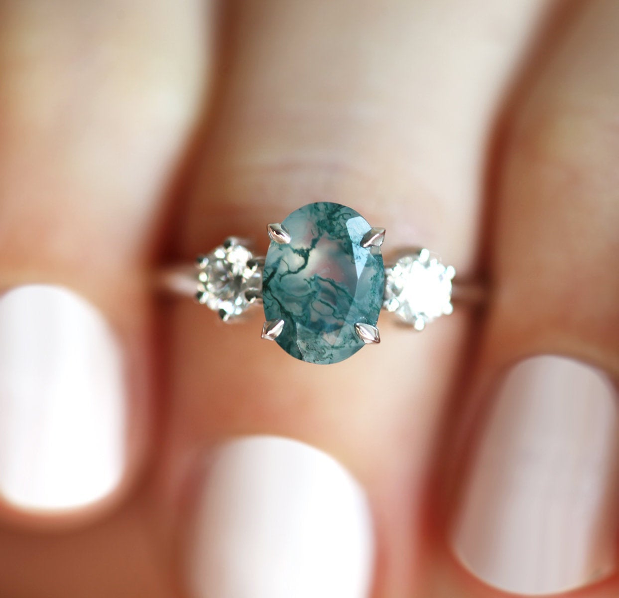 Ovalni prsten od Moss Agate sa 2 bočna okrugla bela dijamanta