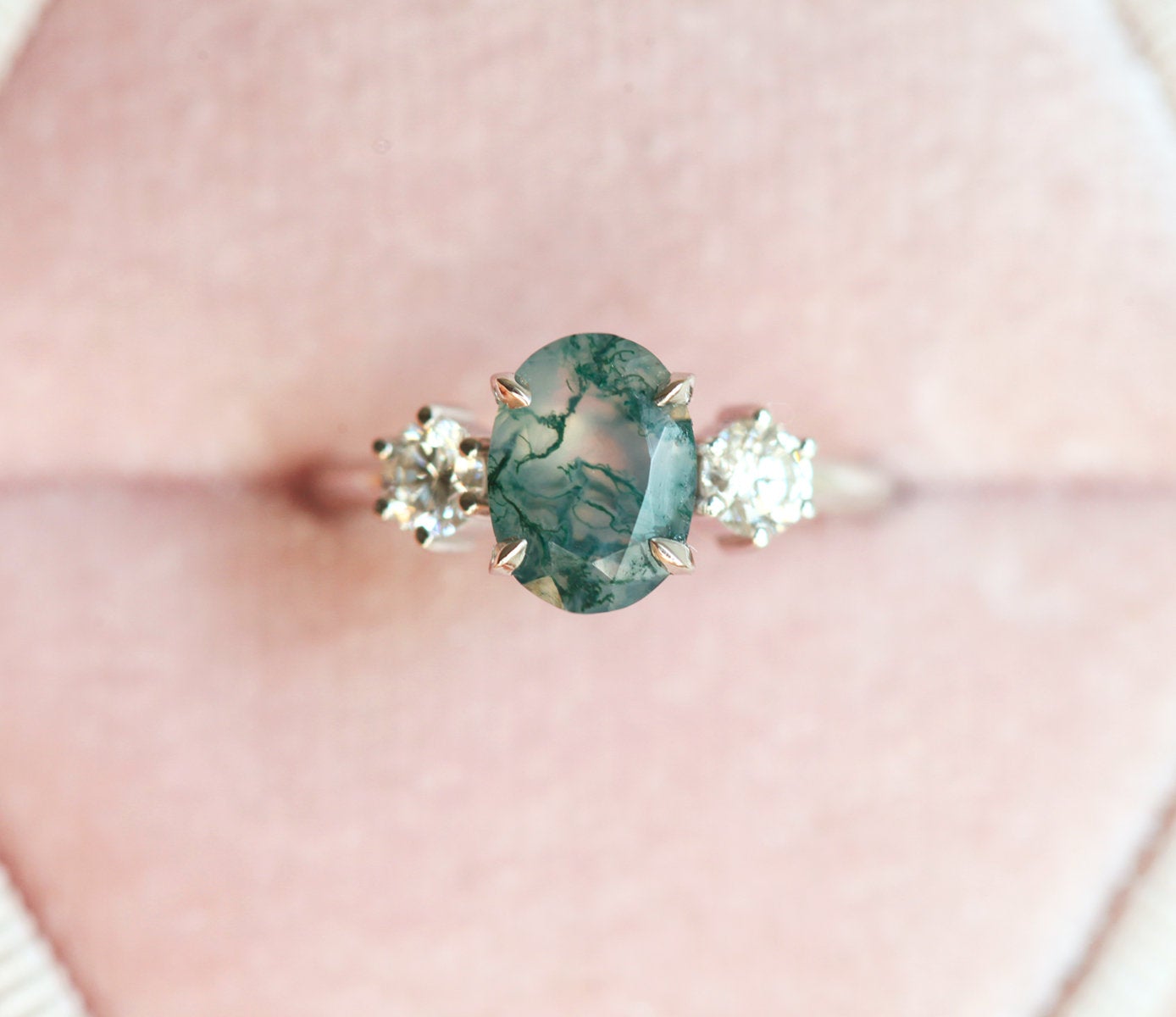 Ovalni prsten od Moss Agate sa 2 bočna okrugla bela dijamanta