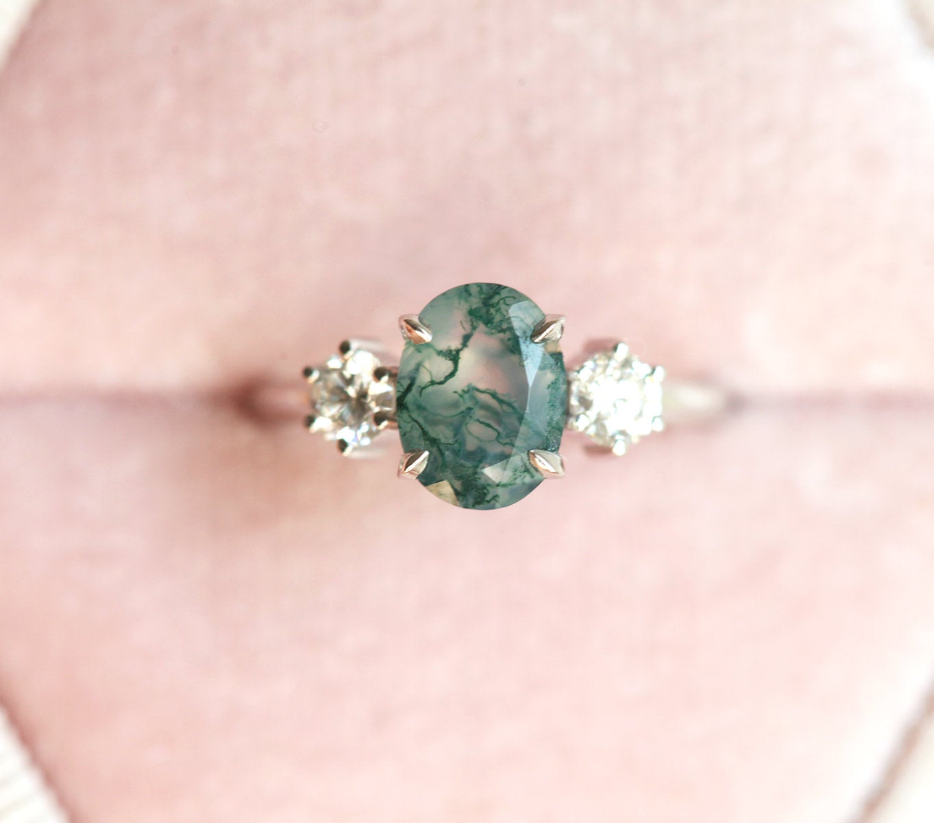 Ovalni prsten od Moss Agate sa 2 bočna okrugla bela dijamanta