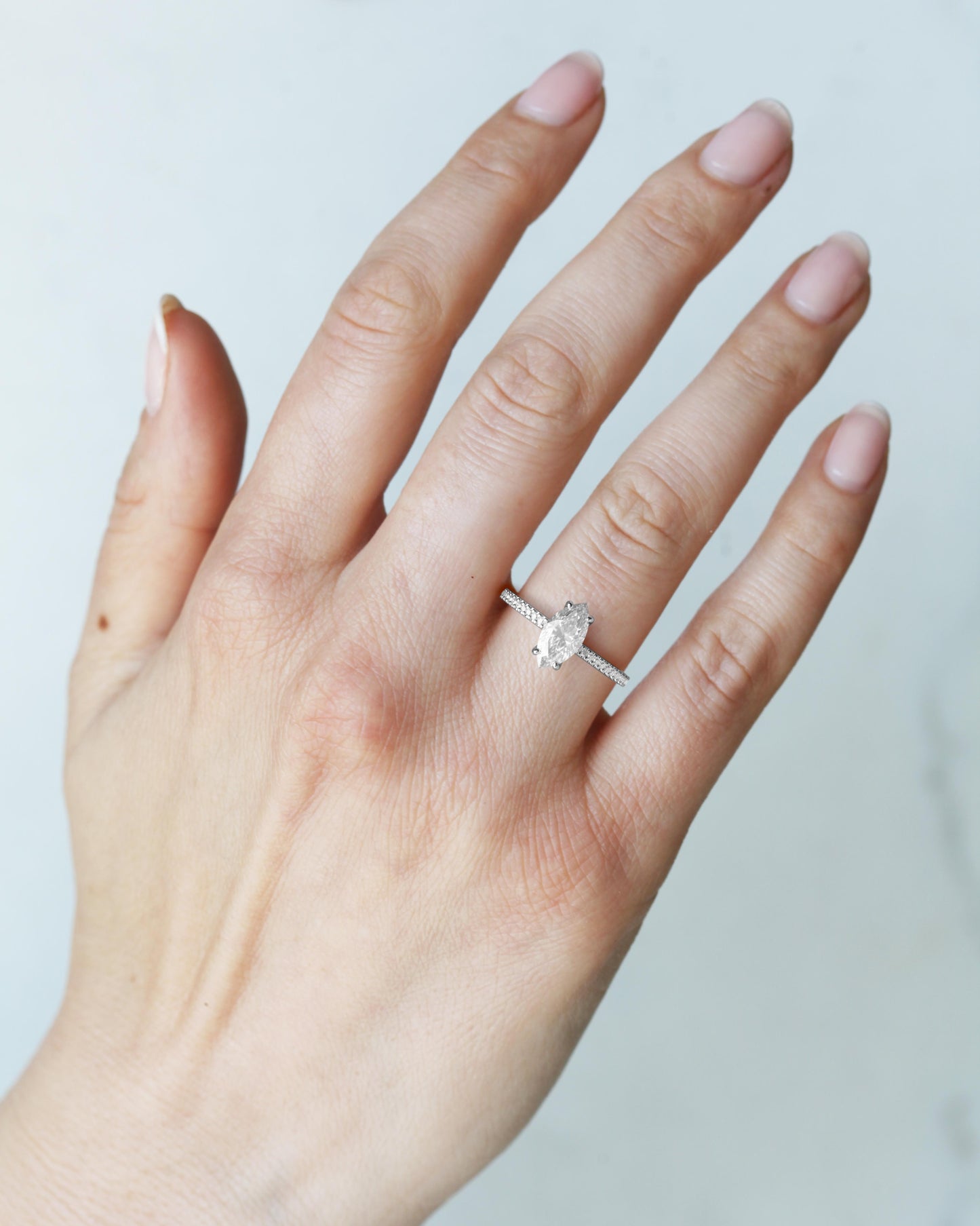 Dijamantski prsten marke Markuise half pave Solitaire