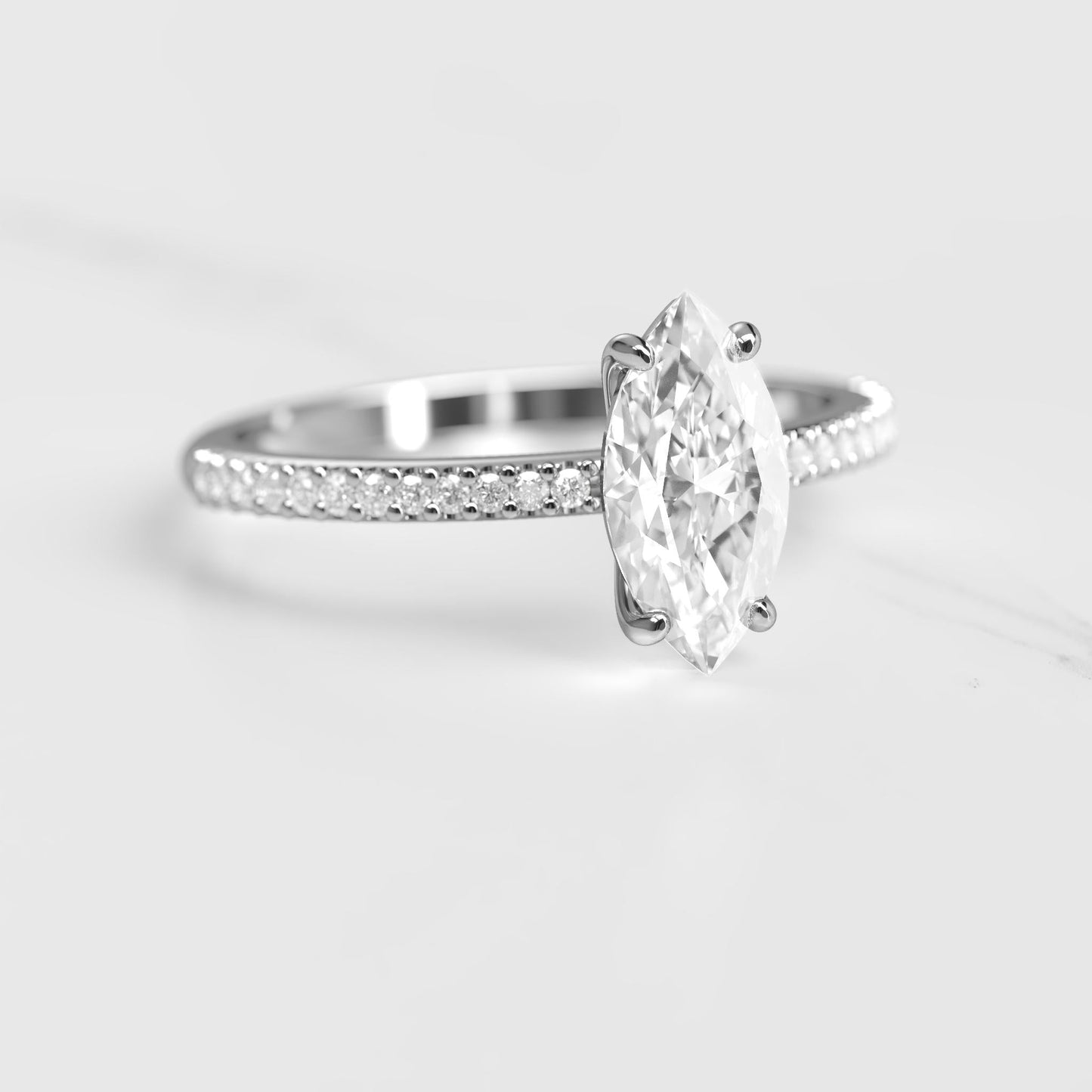 Dijamantski prsten marke Markuise half pave Solitaire