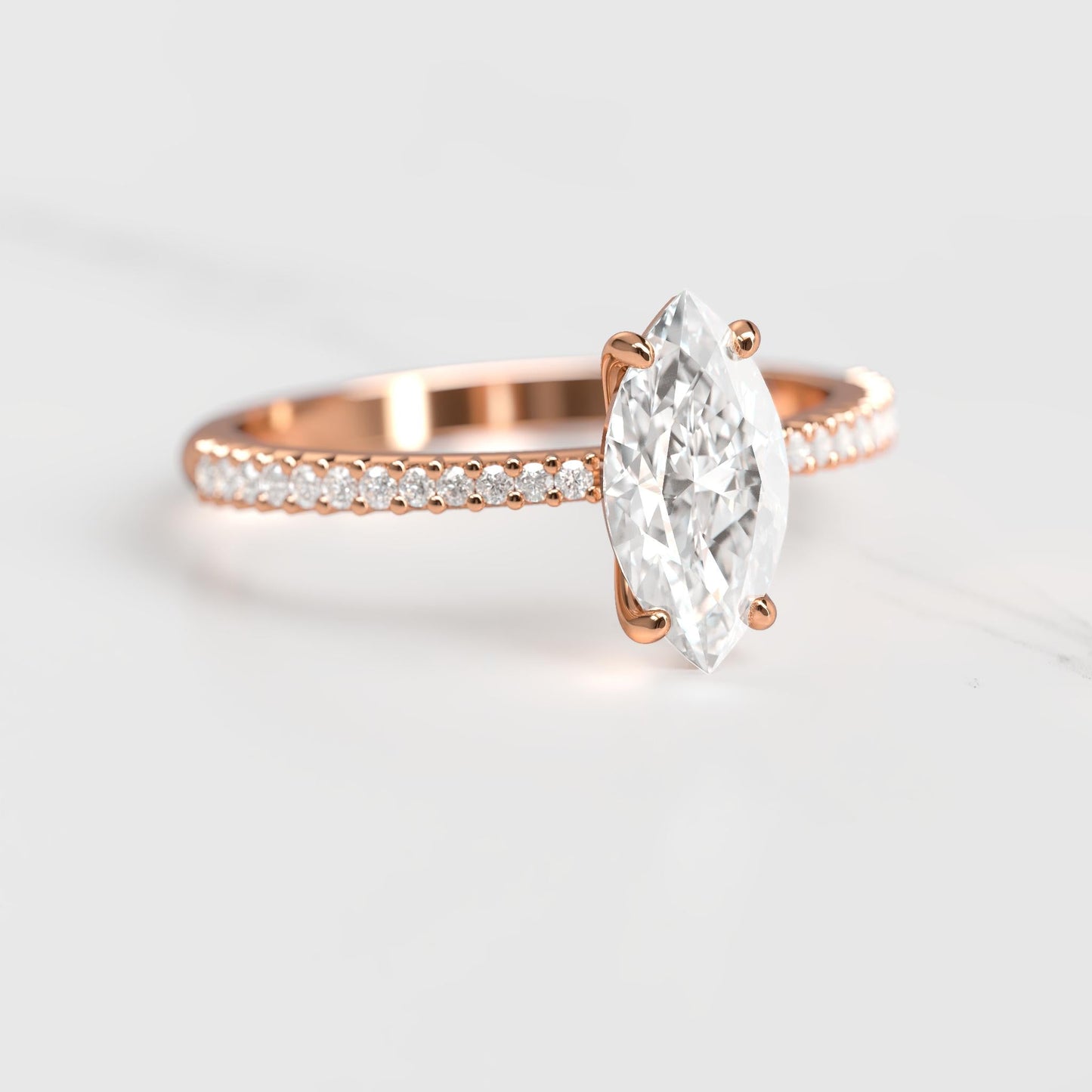 Markuise Half Pave Tapered Diamond Solitaire Prsten