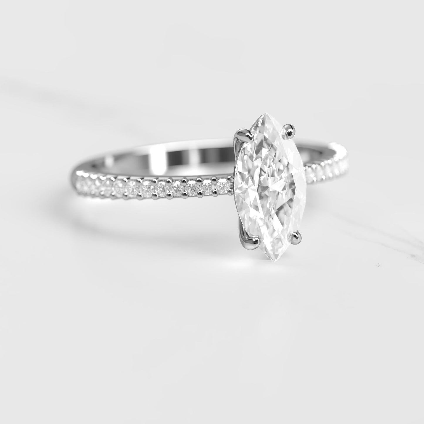 Markuise Half Pave Tapered Diamond Solitaire Prsten
