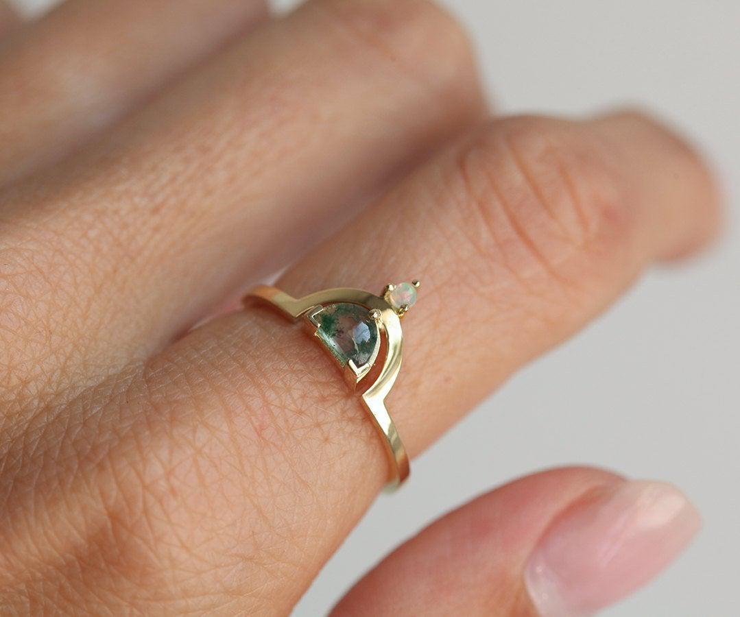 Half Moon Moss ahat prsten sa jednim australijskim kamenom opal na vrhu