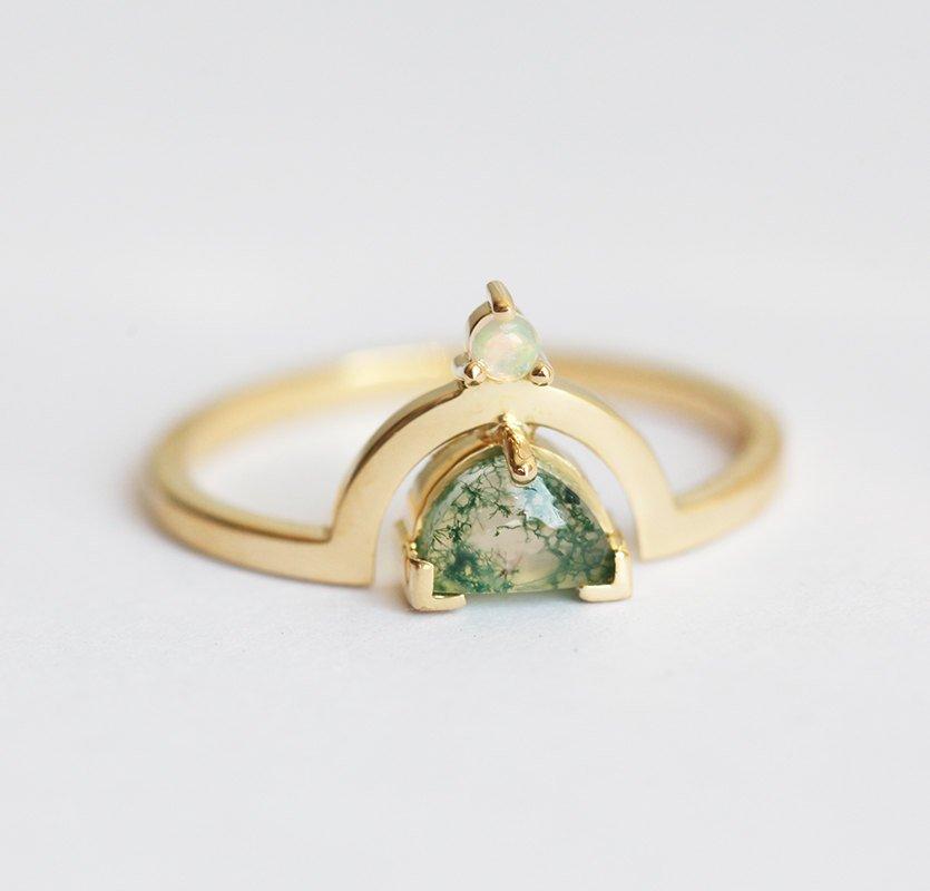 Half Moon Moss ahat prsten sa jednim australijskim kamenom opal na vrhu