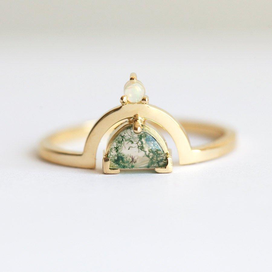 Half Moon Moss ahat prsten sa jednim australijskim kamenom opal na vrhu
