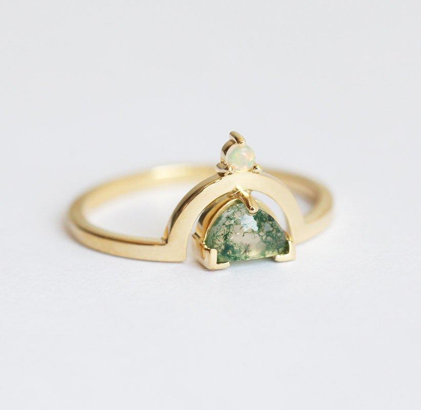 Half Moon Moss ahat prsten sa jednim australijskim kamenom opal na vrhu
