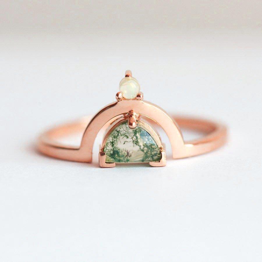 Half Moon Moss ahat prsten sa jednim australijskim kamenom opal na vrhu
