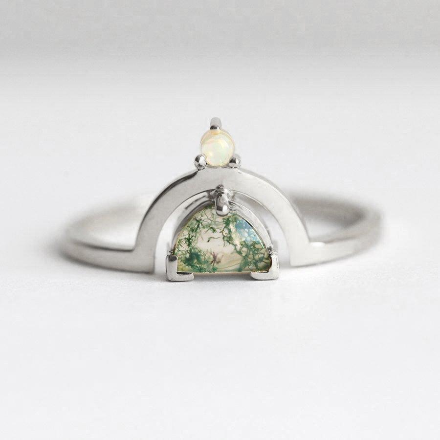 Half Moon Moss ahat prsten sa jednim australijskim kamenom opal na vrhu