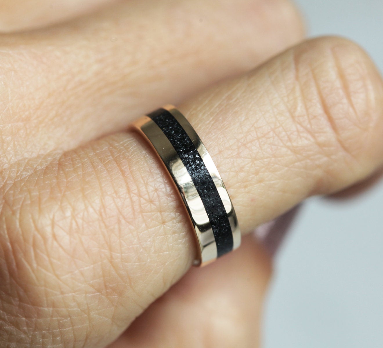 Jean Crushed Black Spinel Vedding Band-Capucinne