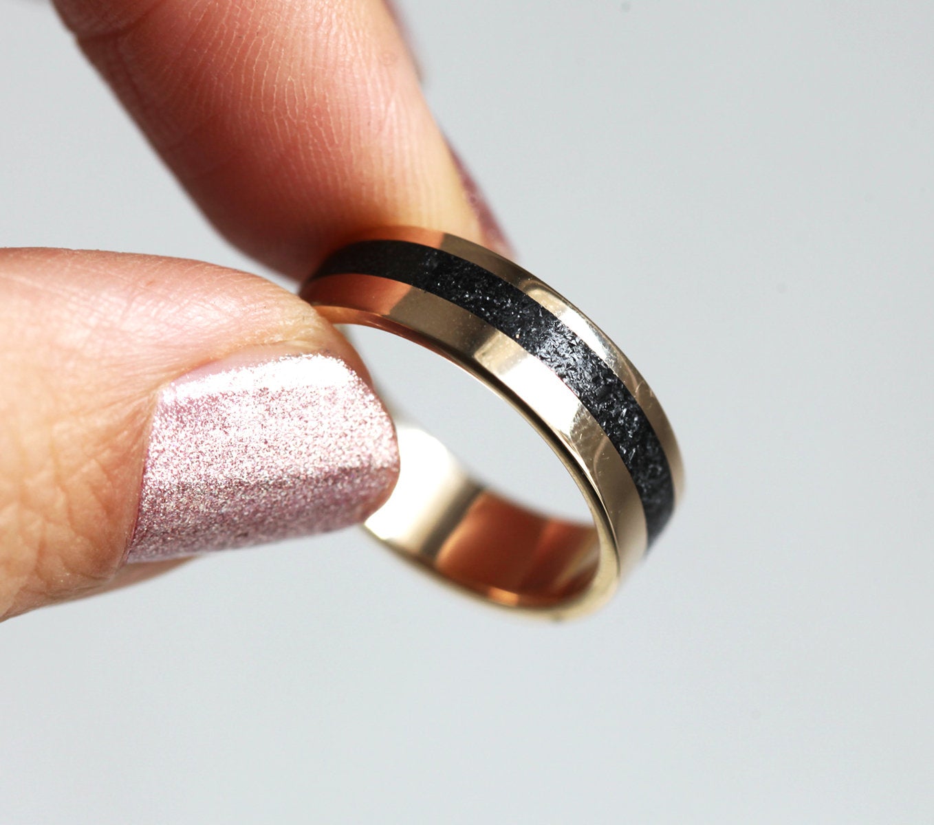 Jean Crushed Black Spinel Vedding Band-Capucinne