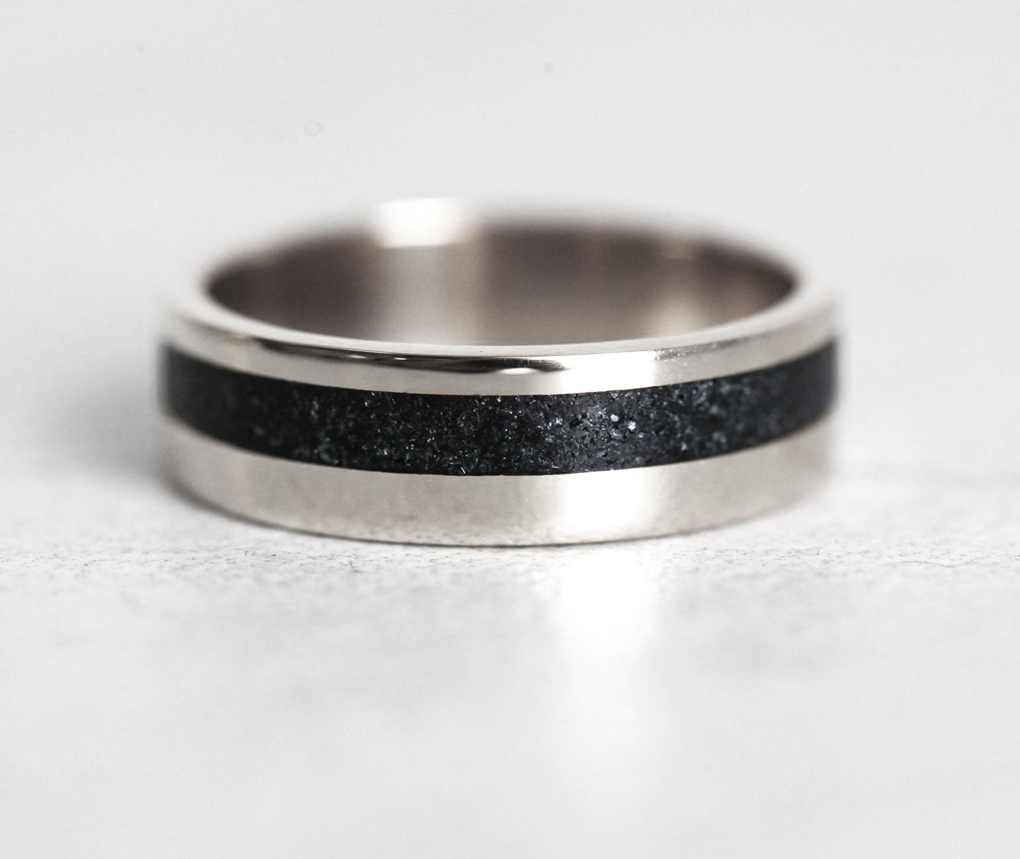 Jean Crushed Black Spinel Vedding Band-Capucinne