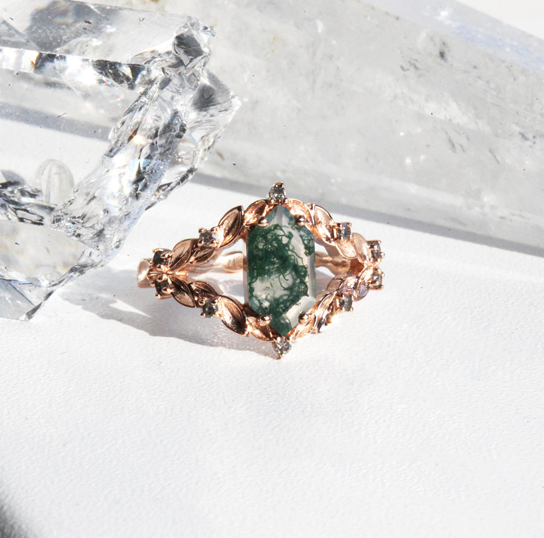 Šestougaoni prsten od Moss Agate u vintage stilu sa dijamantima od soli i bibera sa strane