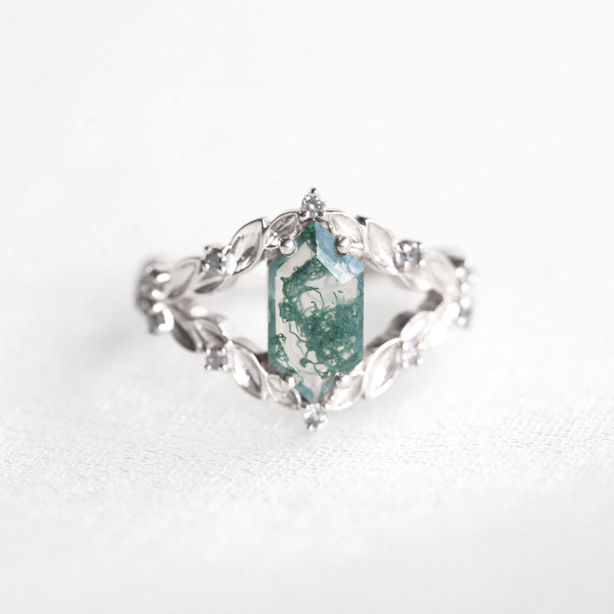 Šestougaoni prsten od Moss Agate u vintage stilu sa dijamantima od soli i bibera sa strane