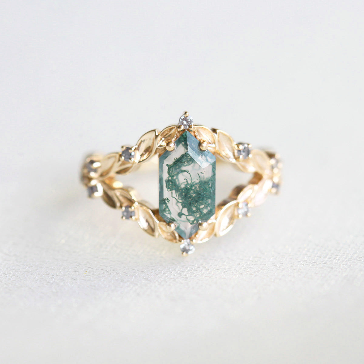 Šestougaoni prsten od Moss Agate u vintage stilu sa dijamantima od soli i bibera sa strane