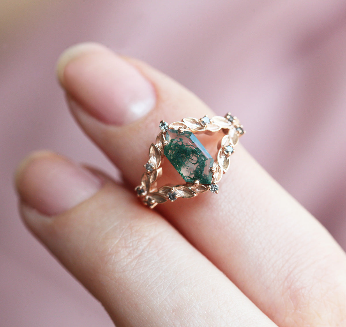 Šestougaoni prsten od Moss Agate u vintage stilu sa dijamantima od soli i bibera sa strane
