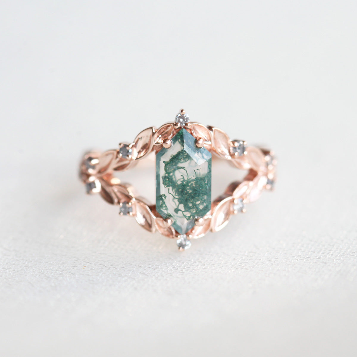 Šestougaoni prsten od Moss Agate u vintage stilu sa dijamantima od soli i bibera sa strane