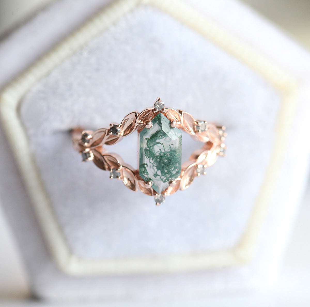 Šestougaoni prsten od Moss Agate u vintage stilu sa dijamantima od soli i bibera sa strane
