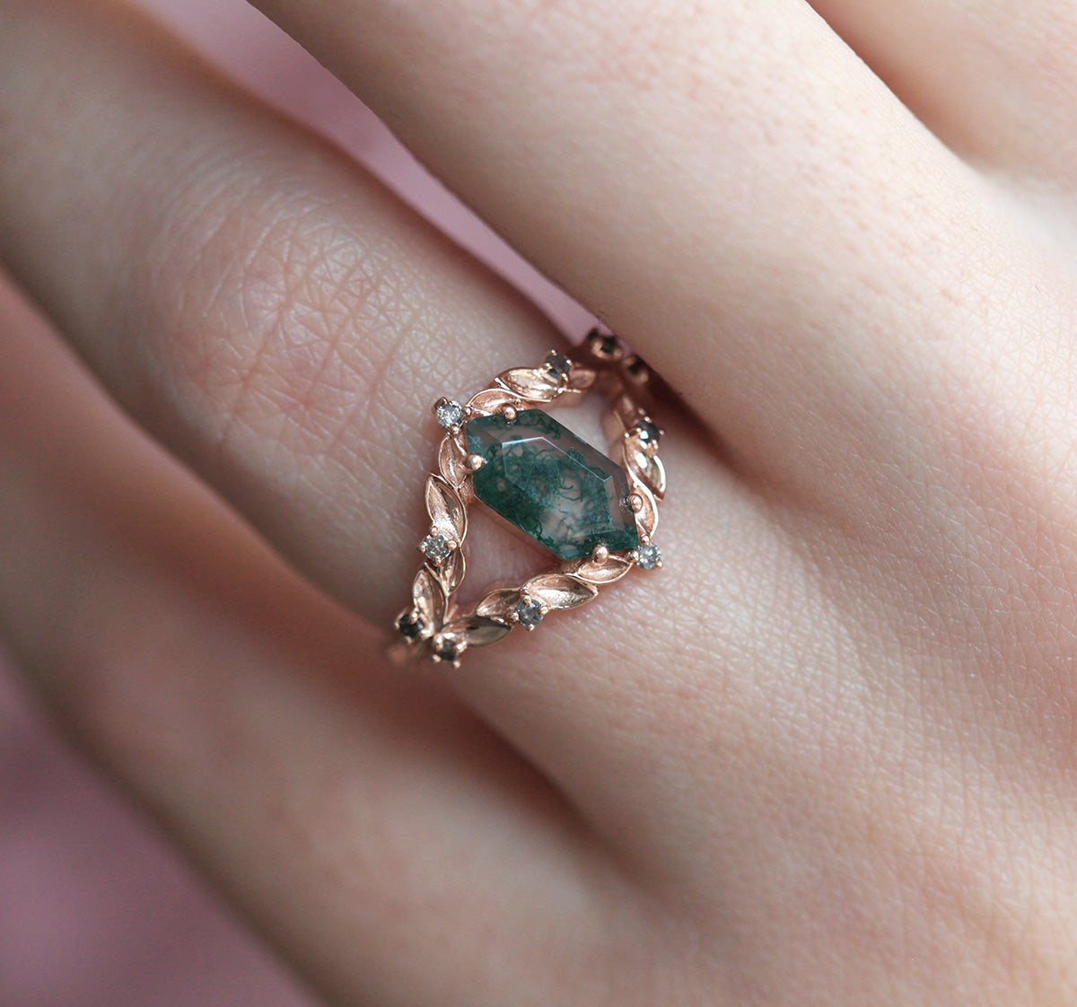 Šestougaoni prsten od Moss Agate u vintage stilu sa dijamantima od soli i bibera sa strane