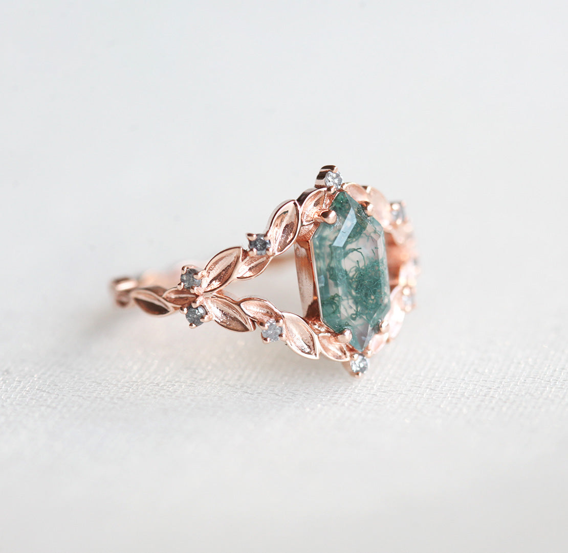 Šestougaoni prsten od Moss Agate u vintage stilu sa dijamantima od soli i bibera sa strane