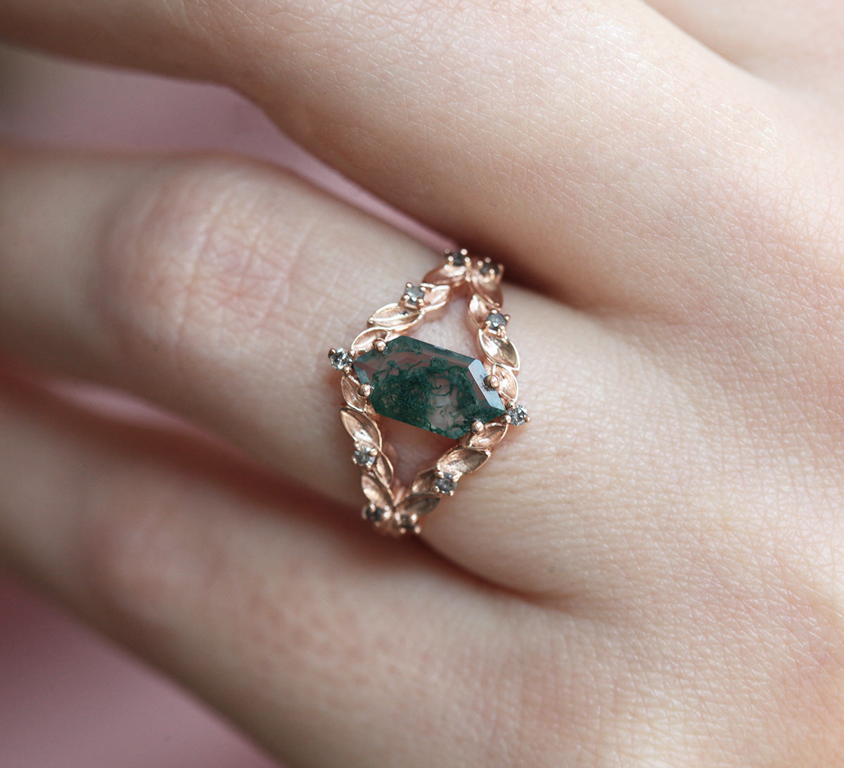 Šestougaoni prsten od Moss Agate u vintage stilu sa dijamantima od soli i bibera sa strane