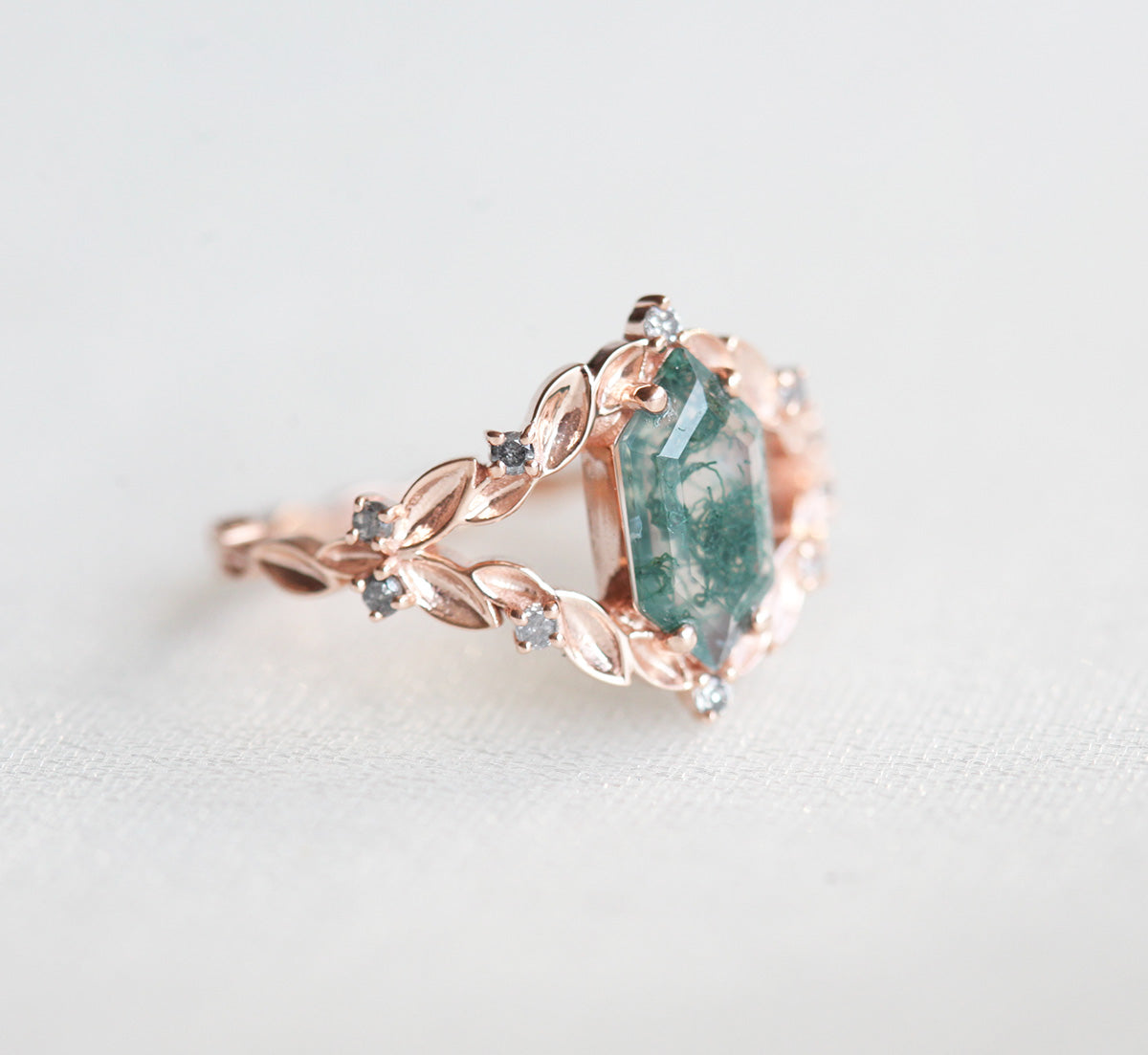 Šestougaoni prsten od Moss Agate u vintage stilu sa dijamantima od soli i bibera sa strane