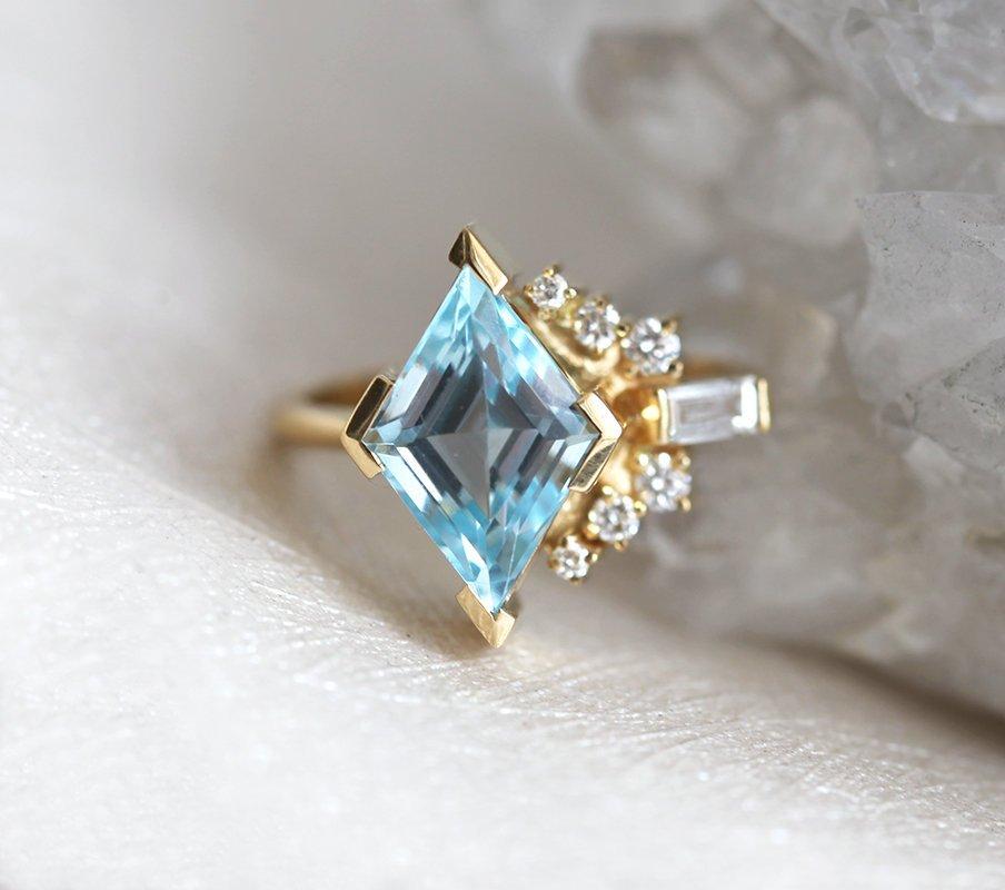 Kite Aquamarine Cluster Ring with Side Round Diamonds and one Baguette White Diamond