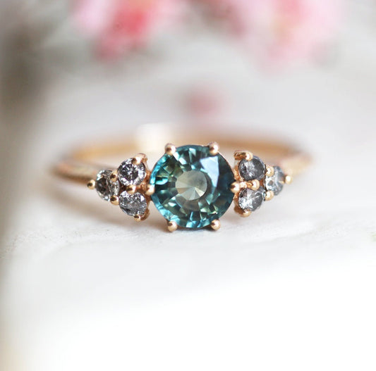 Okrugli prsten od safira sa sivkastim safirom sa dijamantskim kamenčićima od soli i bibera