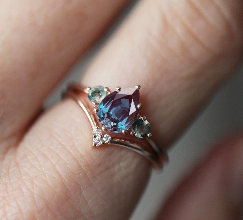 Aleksandritski prsten od tile kruške sa 2 bočna okrugla kamena Moss Agate