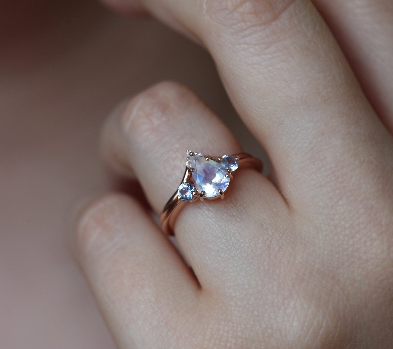 Misella kruška moissanite prsten sa bočnim mahovinom ahat-capucinne